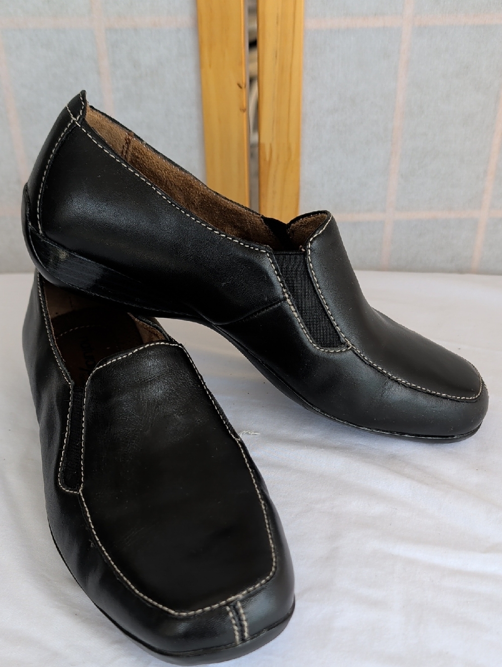 Naturalizer Black Leather Slip-On Loafers